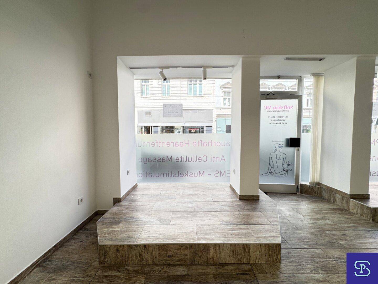Detailansicht des Schaufensterbereichs mit erhöhter Präsentationsfläche und blickdichten Fensterfolien für Privatsphäre.