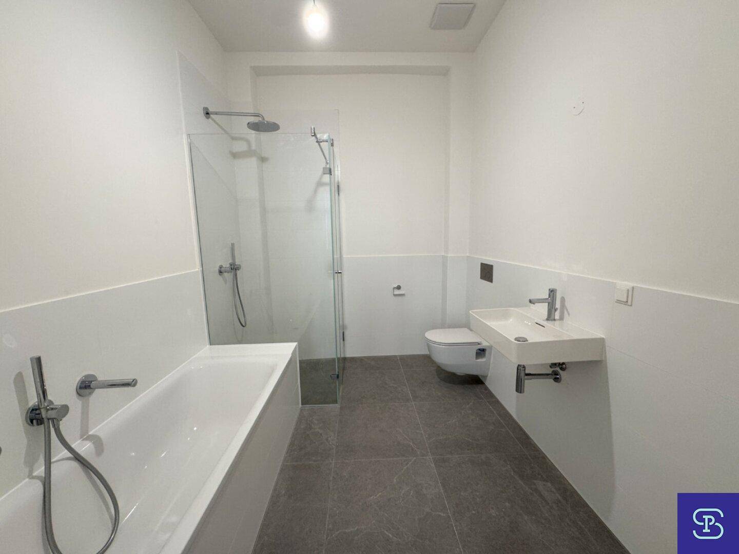 Modernes Badezimmer mit Badewanne, Duschkabine, WC und elegantem Einzelwaschbecken.