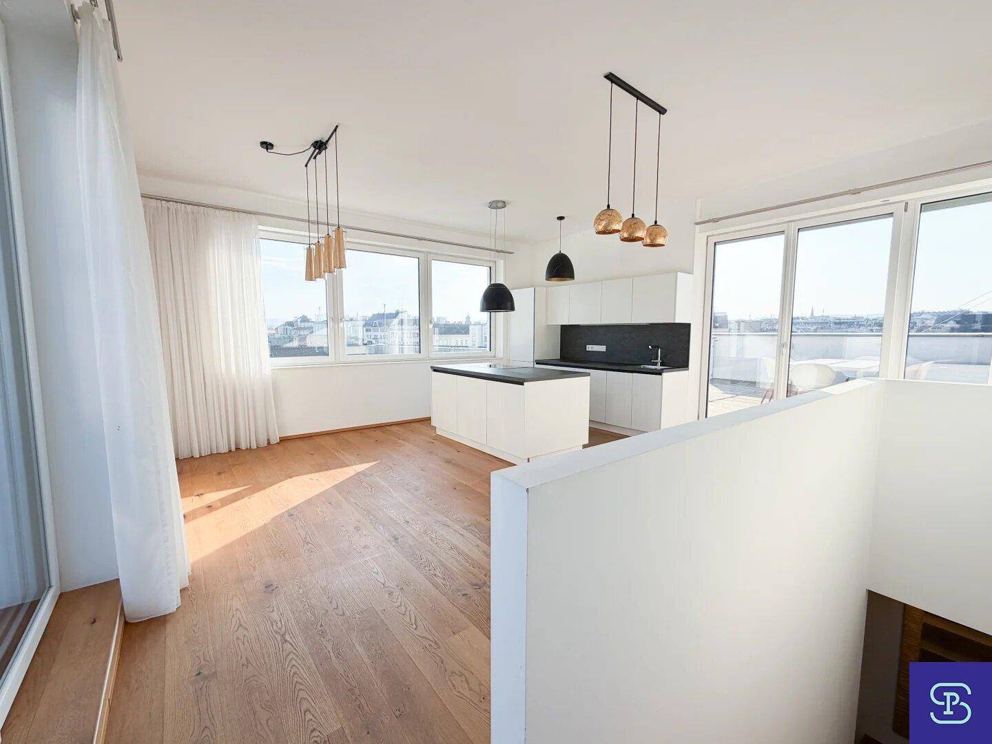 Geräumiger offener Wohnbereich mit moderner Küche, Holzboden und großen Fenstern.
