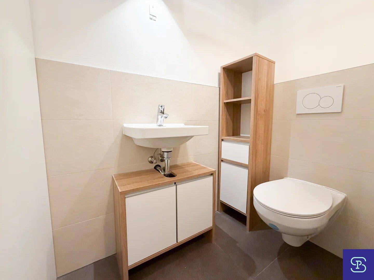 Modernes Gäste-WC mit beigen Fliesen, wandhängendem WC und Holzwaschtischunterschrank.