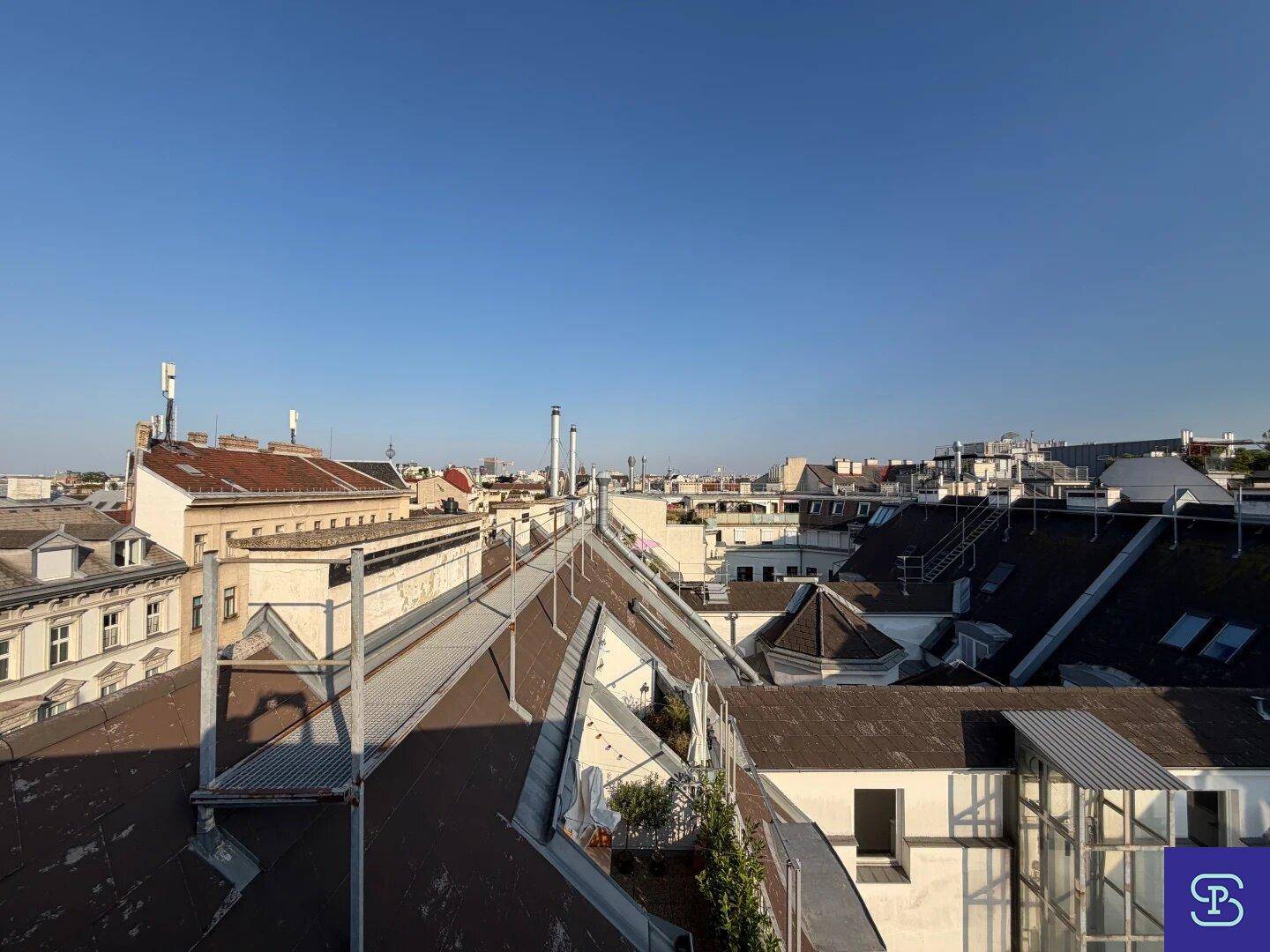 Panoramablick über die Dächer der Stadt unter einem klaren blauen Himmel.