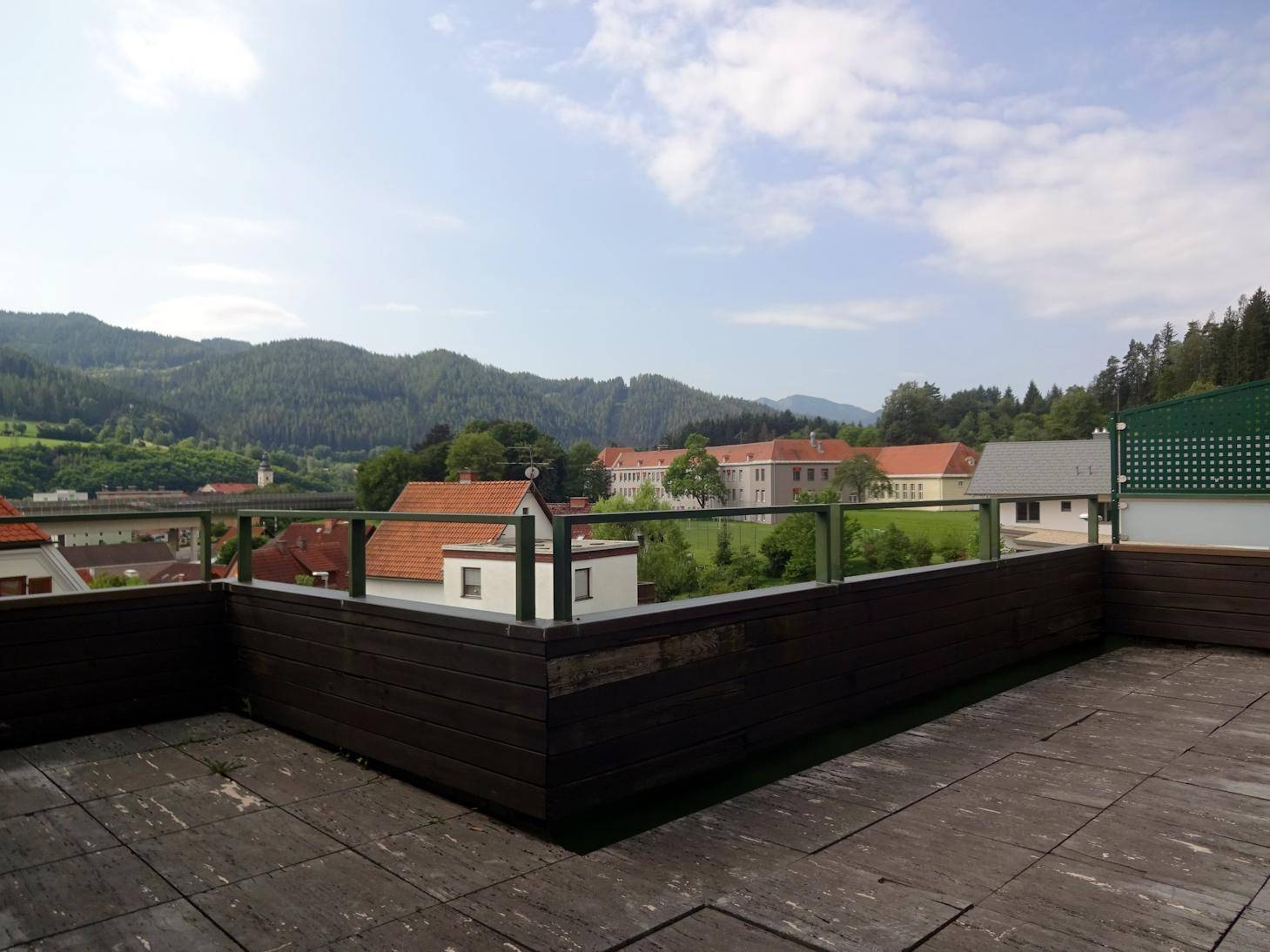 Weitläufige Dachterrasse mit Panoramablick auf die Berge und die umliegende Landschaft.
