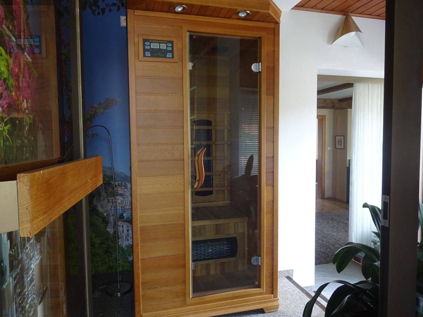 Wellnessbereich mit moderner Infrarotsauna und hellem Fliesenboden.