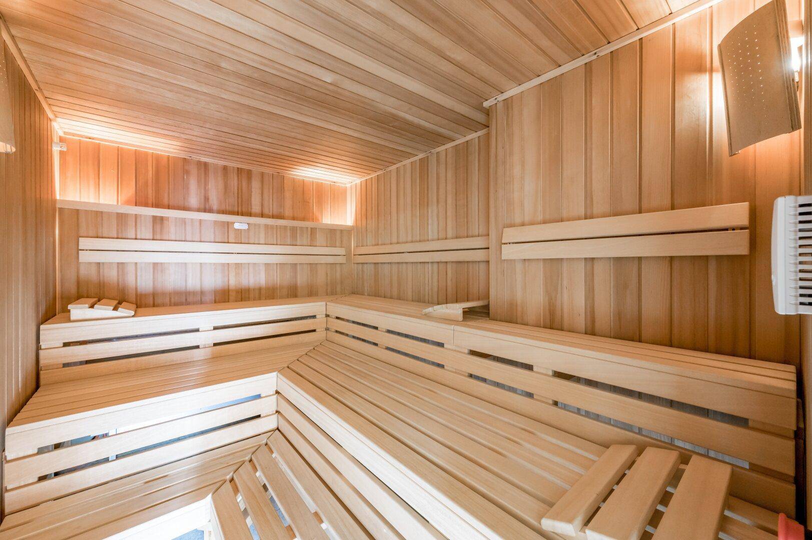 Traditionelle Holzsauna mit mehreren Sitzebenen, ideal zur Entspannung nach einem aktiven Tag.