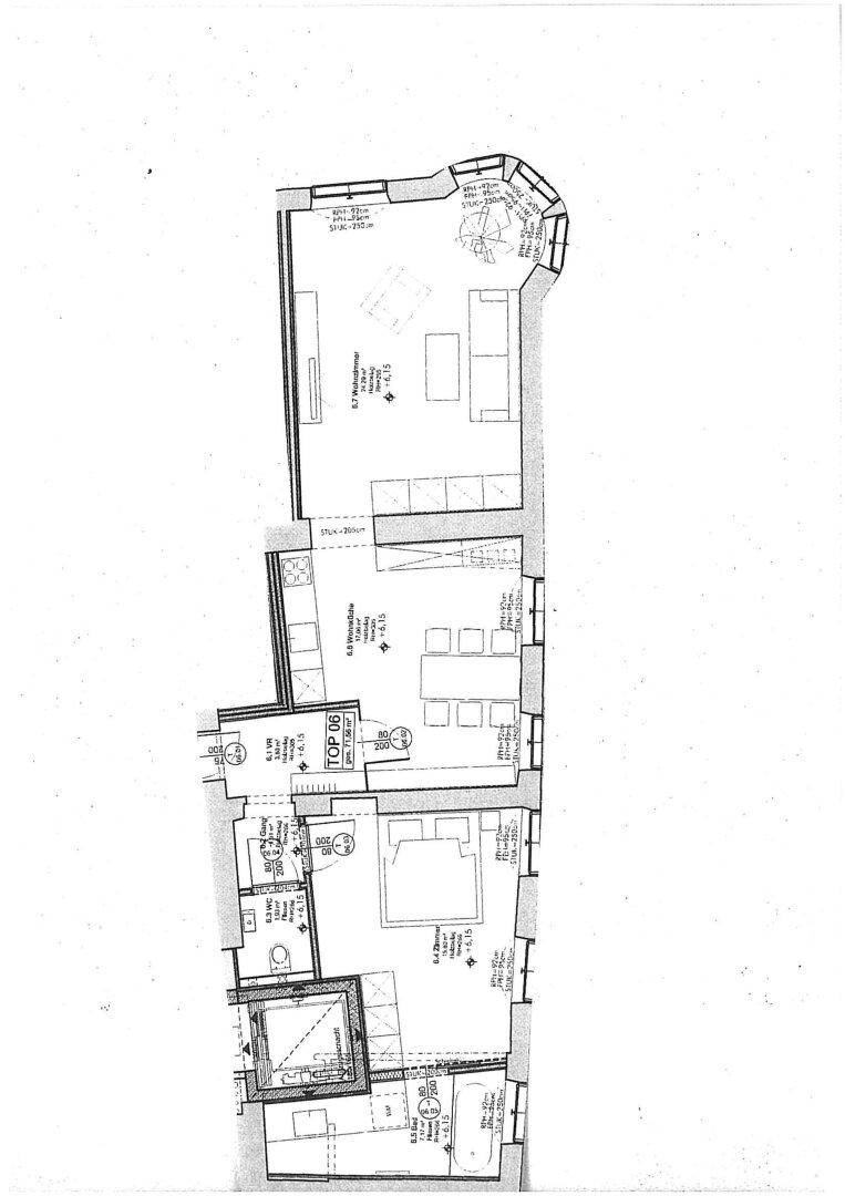 Detaillierter Grundriss einer Wohnung mit mehreren Zimmern, Bad und Balkon.