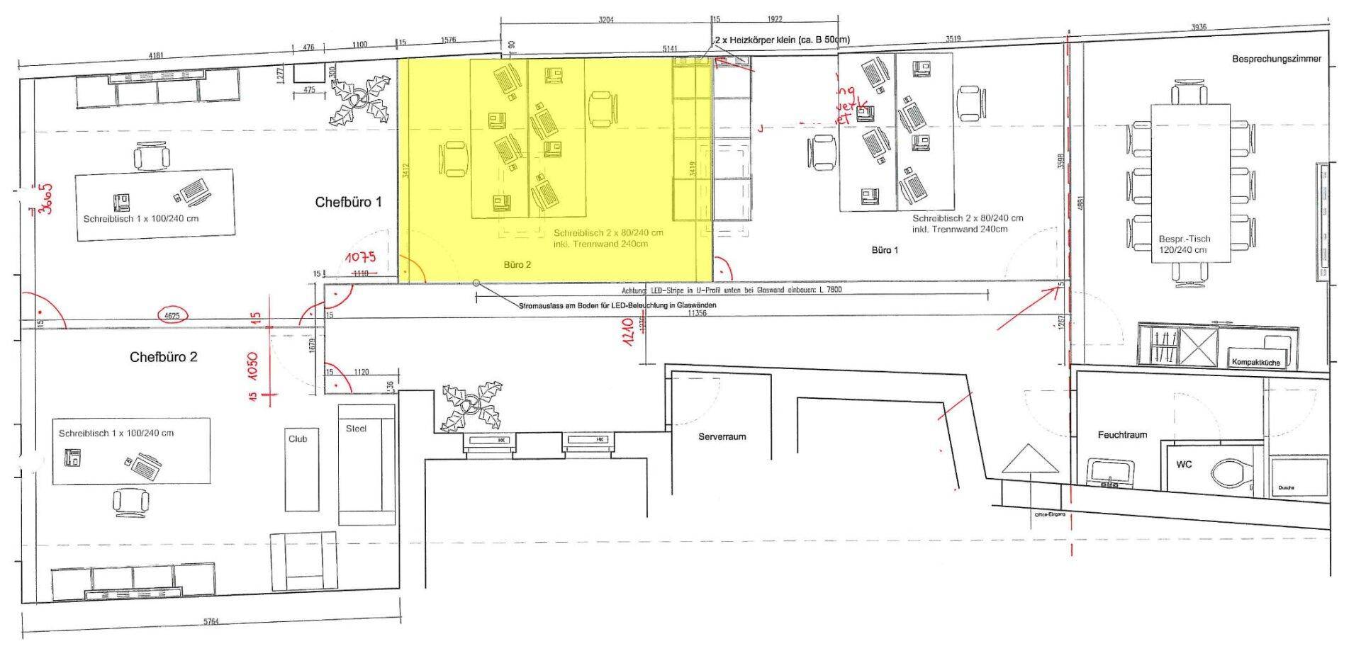 Detaillierter Grundriss eines Bürokomplexes mit mehreren Büros, Besprechungsräumen und offen gestalteten Bereichen.
