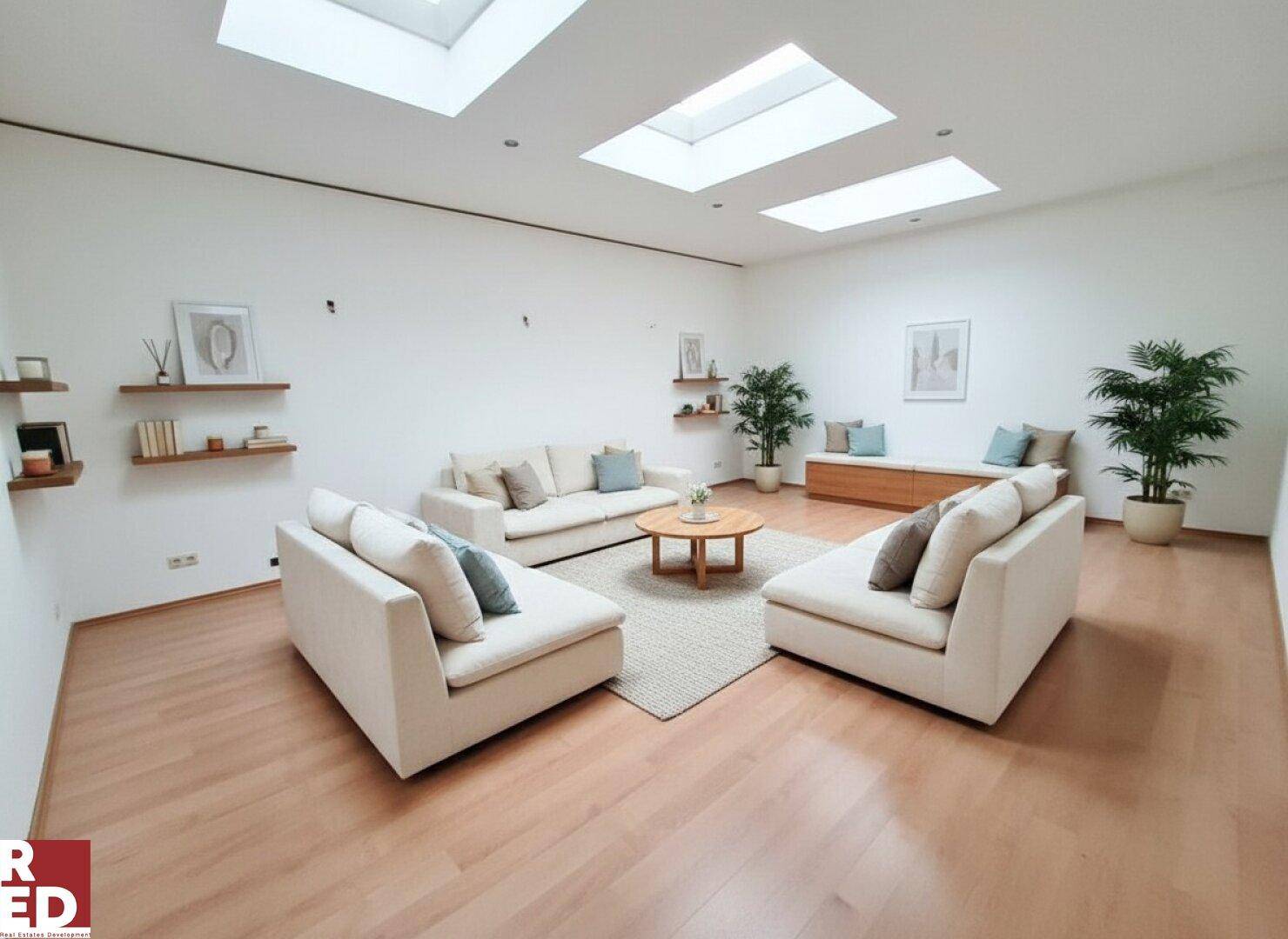 Helles Wohnzimmer mit Holzboden, mehreren Oberlichtern und bequemen Sofas.