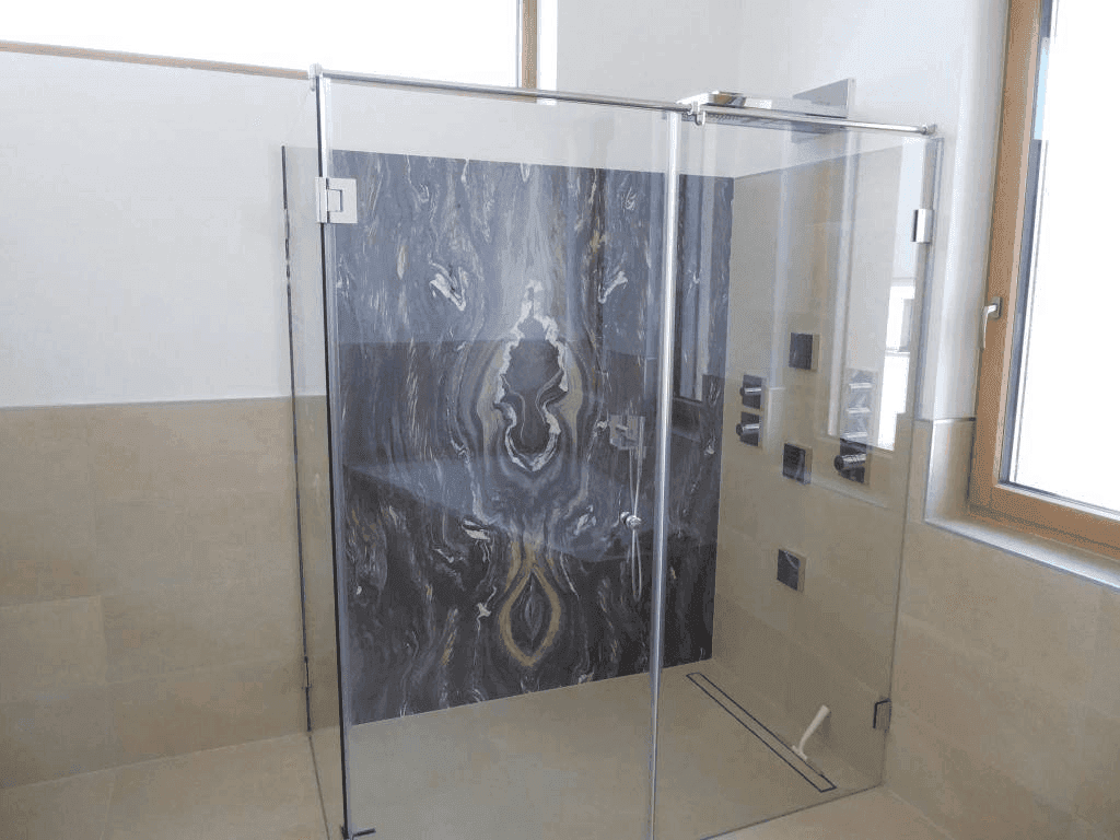 Modernes Badezimmer mit großer begehbarer Dusche, eleganten Fliesen und Fenster.