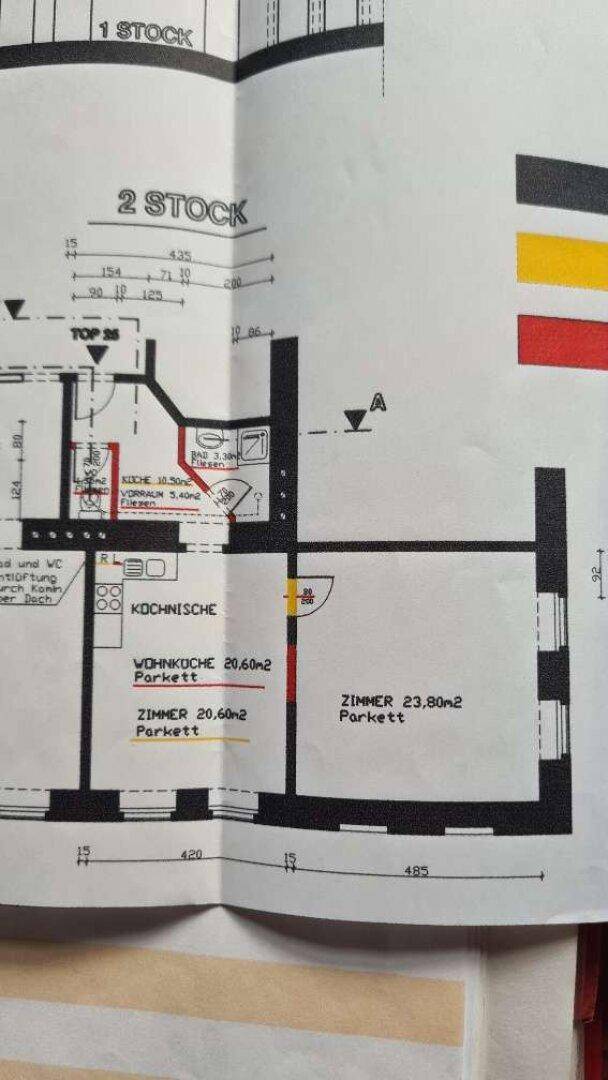 Grundriss des ersten und zweiten Stocks mit Zimmern und offener Küche.