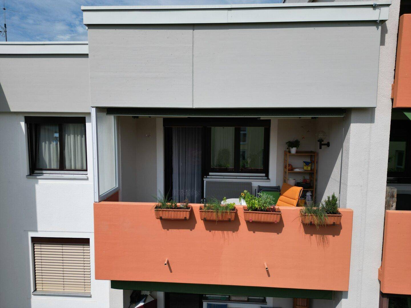 Balkon mit Blumenkästen und Blick auf die Umgebung, ideal für entspannte Stunden im Freien.