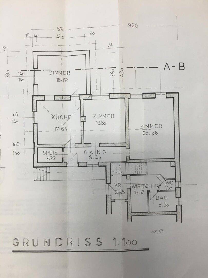 Grundriss des Erdgeschosses mit Zimmern, Küche, Bad und WC.