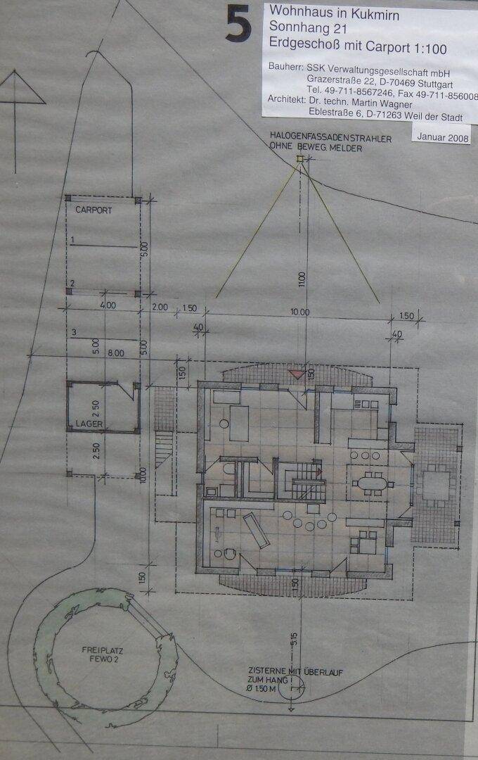 Grundriss des Erdgeschosses mit Carport, Lagerraum und Terrasse, zeigt die Raumaufteilung.