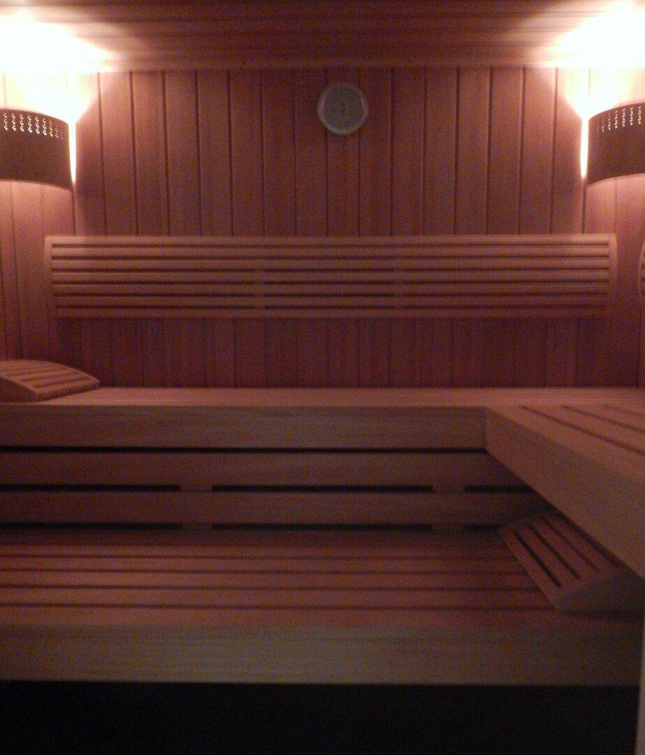 Gemütliche Sauna mit Holzverkleidung und Sitzbänken für entspannende Momente.