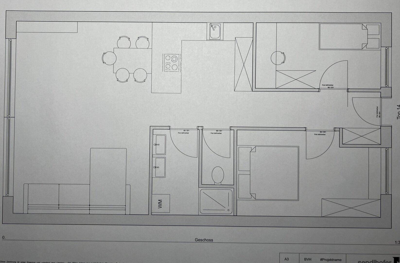 Grundriss einer modernen Wohnung mit offenem Wohnbereich, zwei Schlafzimmern, Bad und separatem WC sowie einem Balkon.