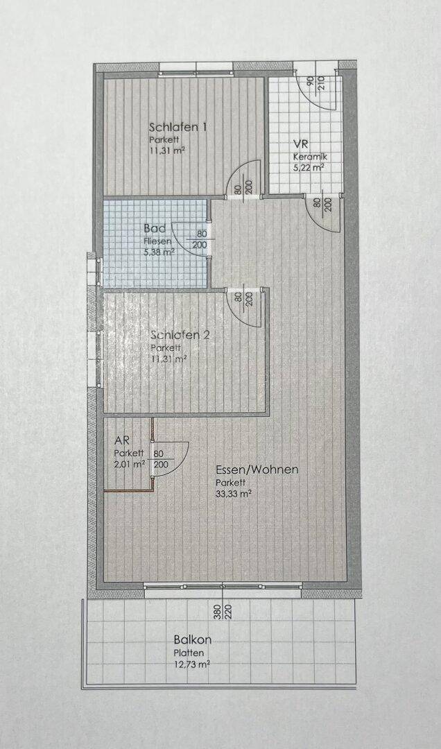 Grundriss einer Wohnung mit zwei Schlafzimmern, offenem Wohnbereich und Balkon.
