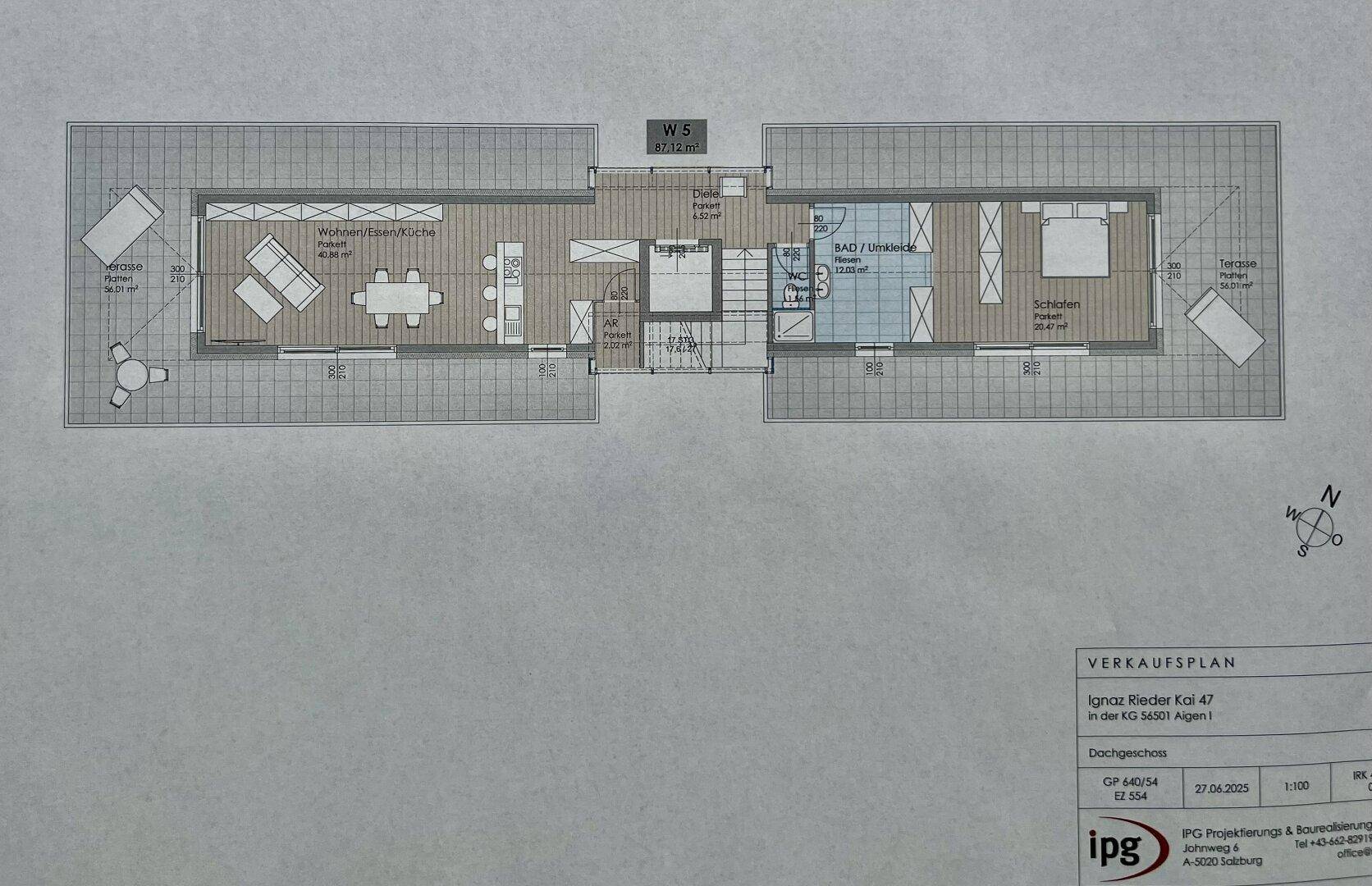 Detaillierter Grundriss der Wohnung W5 mit offenem Wohn-Essbereich, Schlafzimmer, Bad mit Ankleide und zwei großzügigen Terrassen.