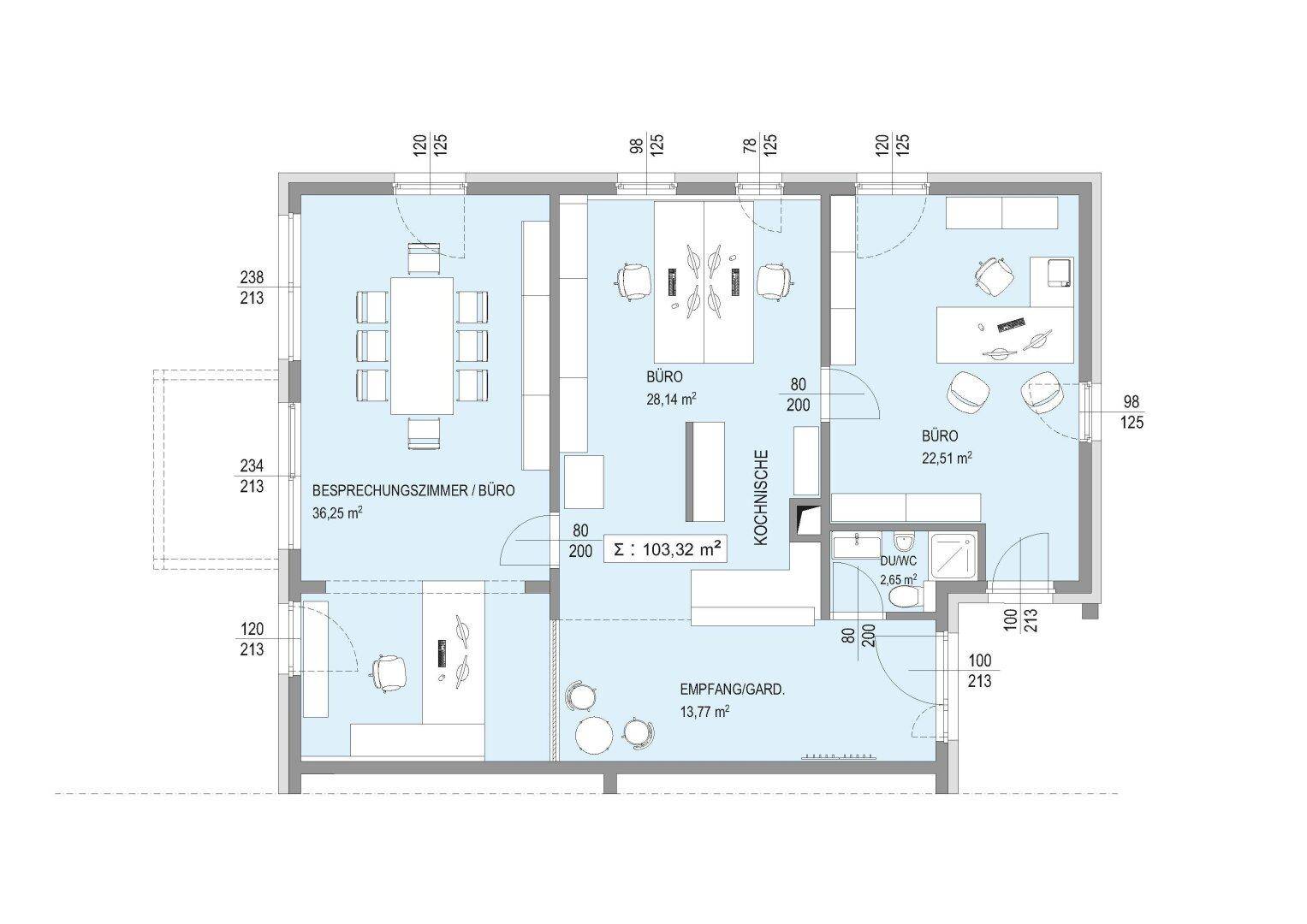 Grundrissplan mit mehreren Büroräumen, Besprechungszimmer, Empfang und Balkon.