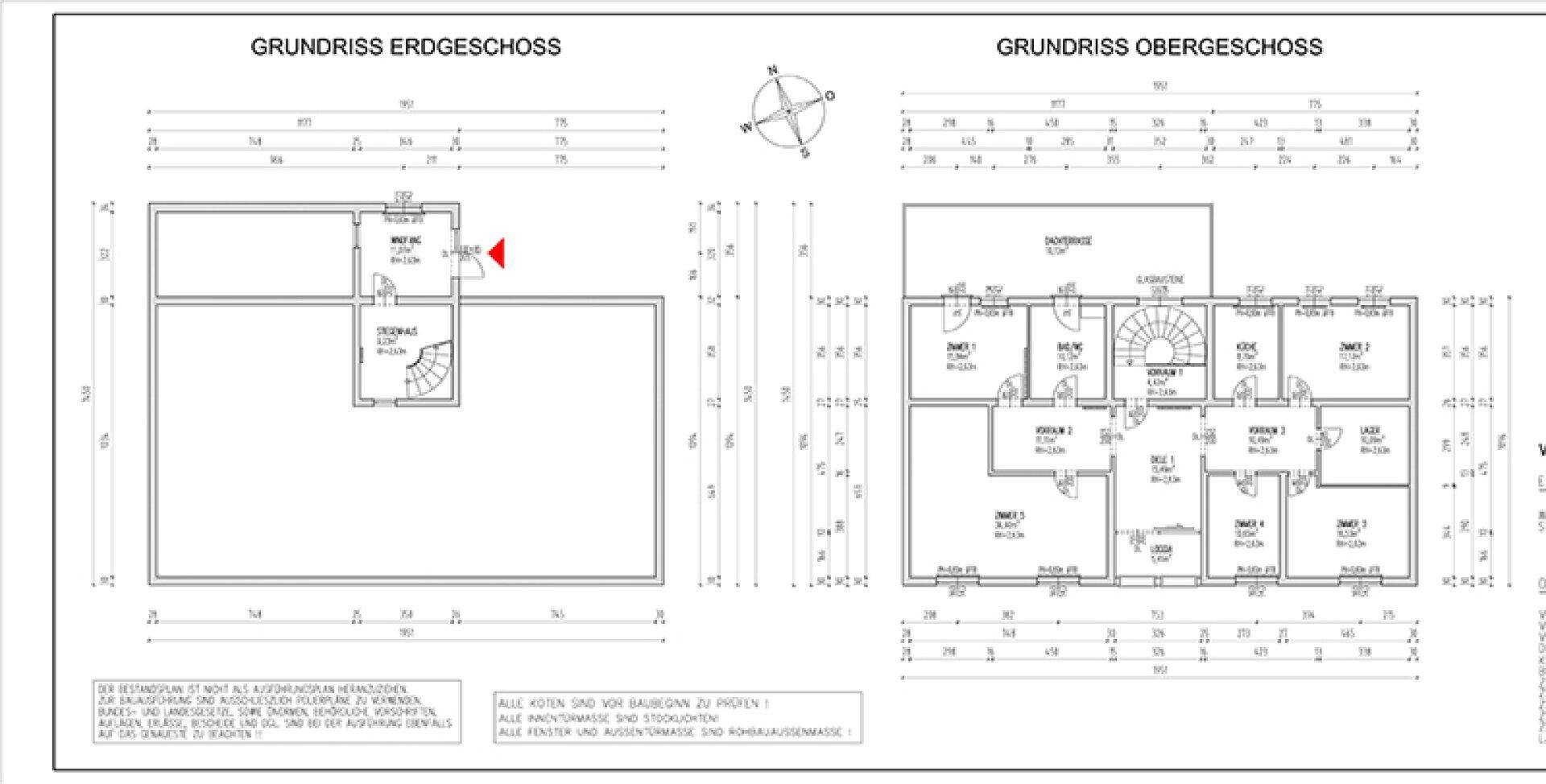 Grundriss des Erdgeschosses und Obergeschosses mit Terrasse, Küche, Bädern und mehreren Zimmern.