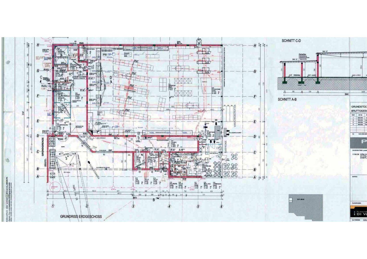 Detaillierter Grundriss des Erdgeschosses mit verschiedenen Schnitten und technischen Angaben.
