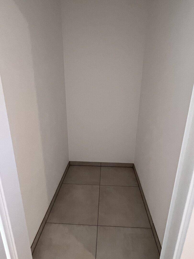 Kleiner Abstellraum mit Fliesenboden, ideal für zusätzlichen Stauraum oder als Speisekammer.