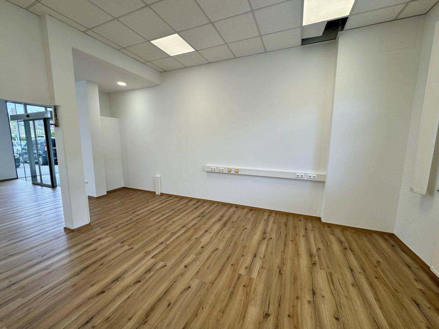 Gut sichtbares Geschäftslokal in St. Marein bei Graz ...! Mit Auslagenfront ! – další