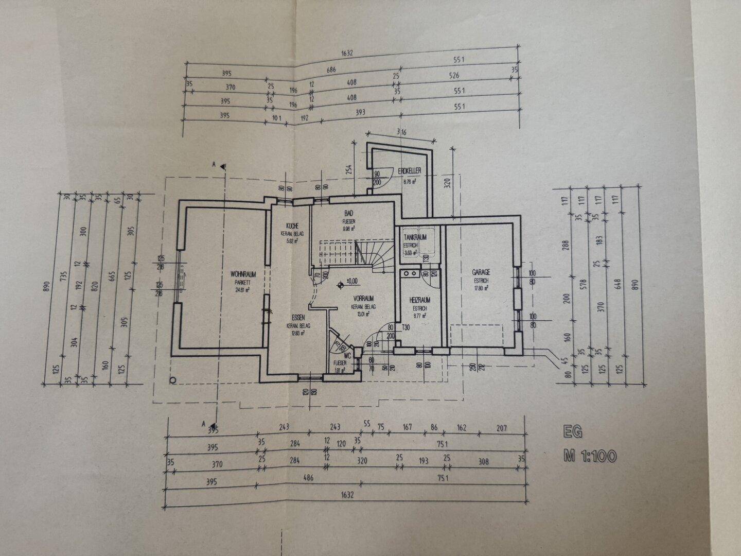 Grundriss des Erdgeschosses mit Wohnbereich, Küche und Garage.