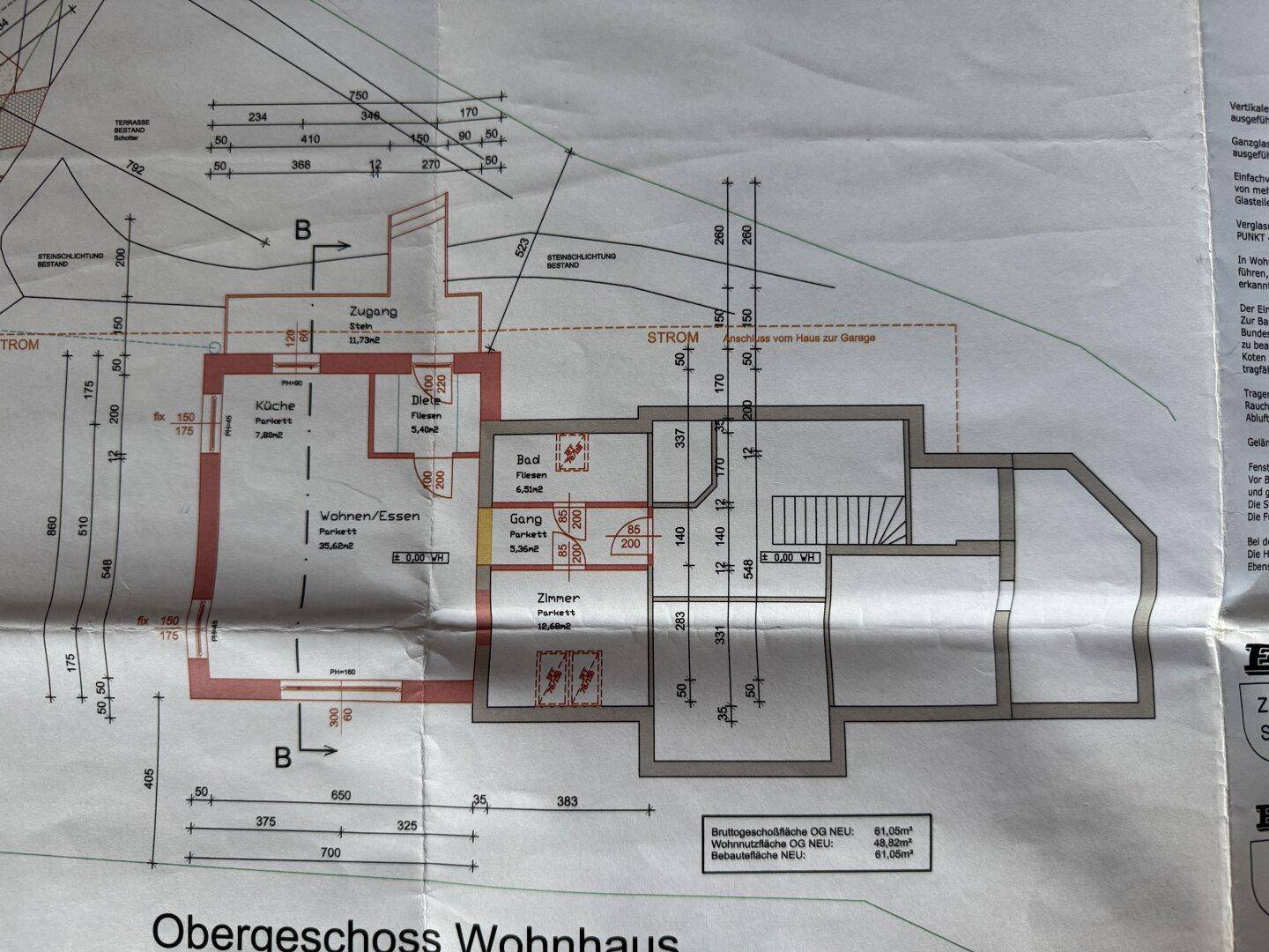 Grundriss des Obergeschosses mit Wohn-Essbereich, Küche und Bad.
