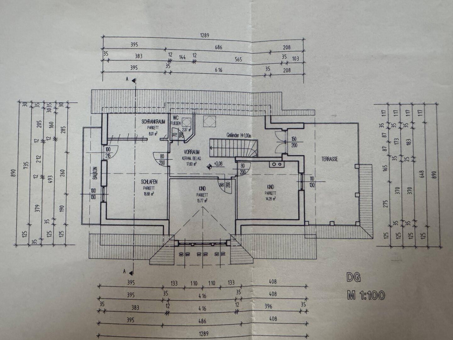 Grundriss des Dachgeschosses mit Schlafzimmern, Bad und Terrasse.