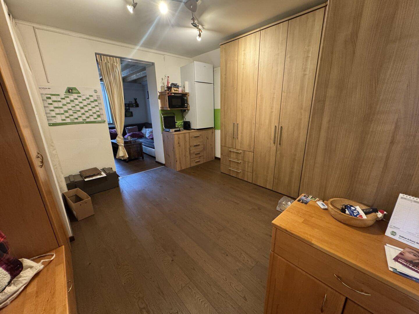 Geräumiges Schlafzimmer mit großen Holzschränken und Holzboden.