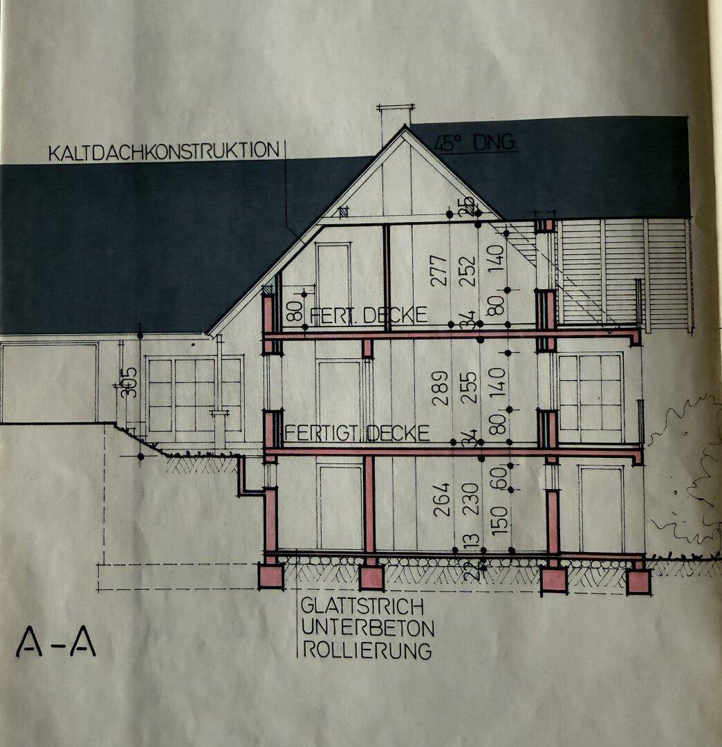 Schnittzeichnung des Hauses mit verschiedenen Ebenen und Dachkonstruktion, zeigt die Bauweise.
