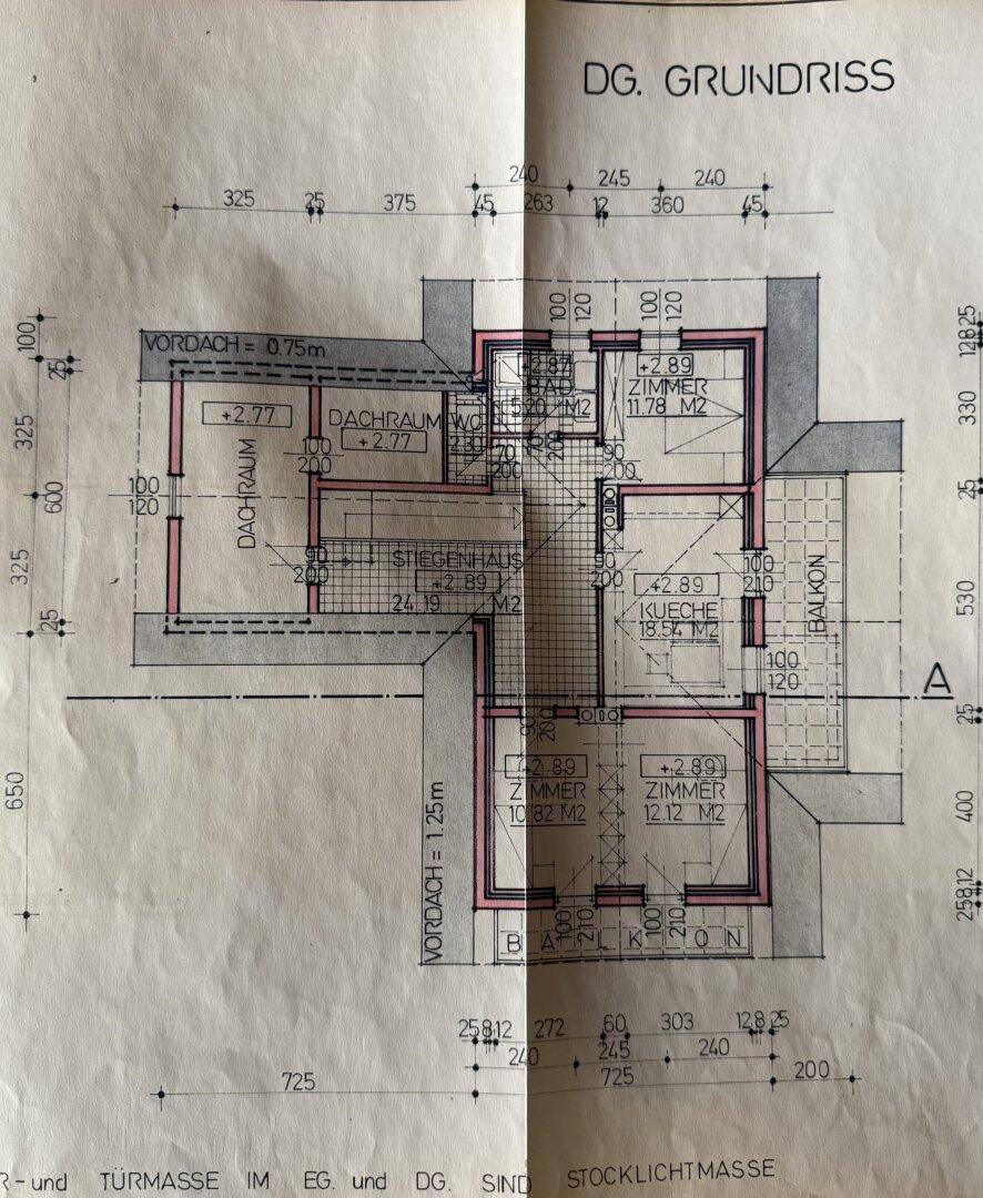 Grundriss des Dachgeschosses mit Schlafzimmern, Bad und Balkon, der zusätzlichen Raum bietet.