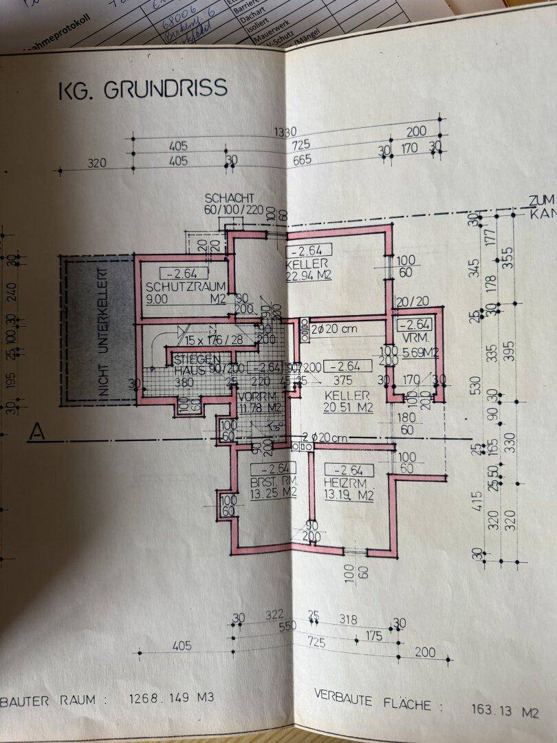 Grundriss des Kellergeschosses mit Kellerräumen und Heizraum, bietet viel Stauraum.
