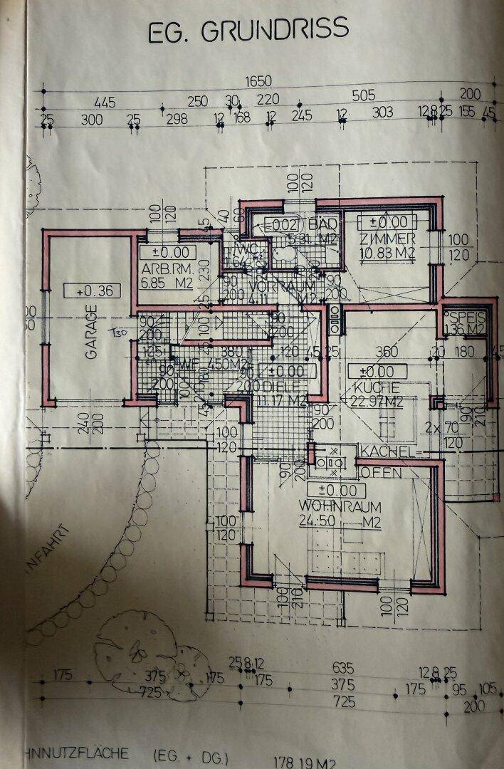 Grundriss des Erdgeschosses mit Wohnraum, Küche, Zimmern und integrierter Garage.