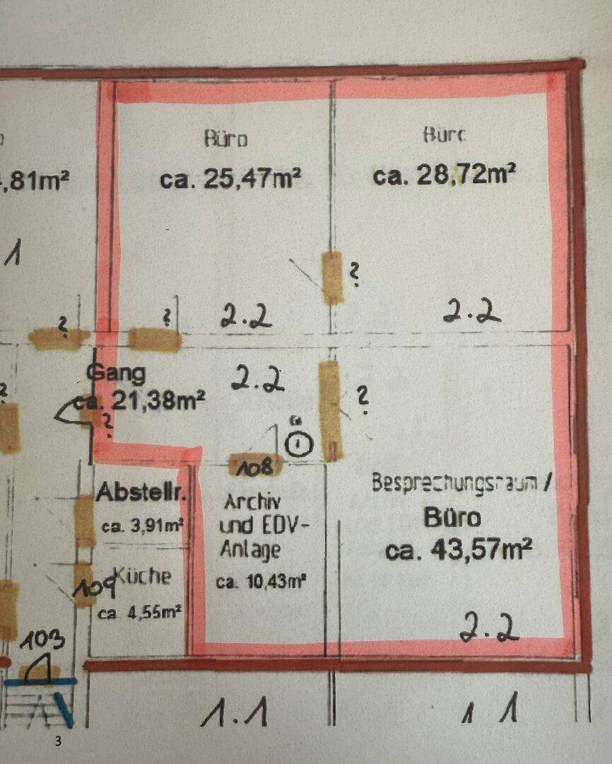 Handgezeichneter Grundriss mit markierten Büroräumen, Gang, Abstellraum und Küche, inklusive Flächenangaben.