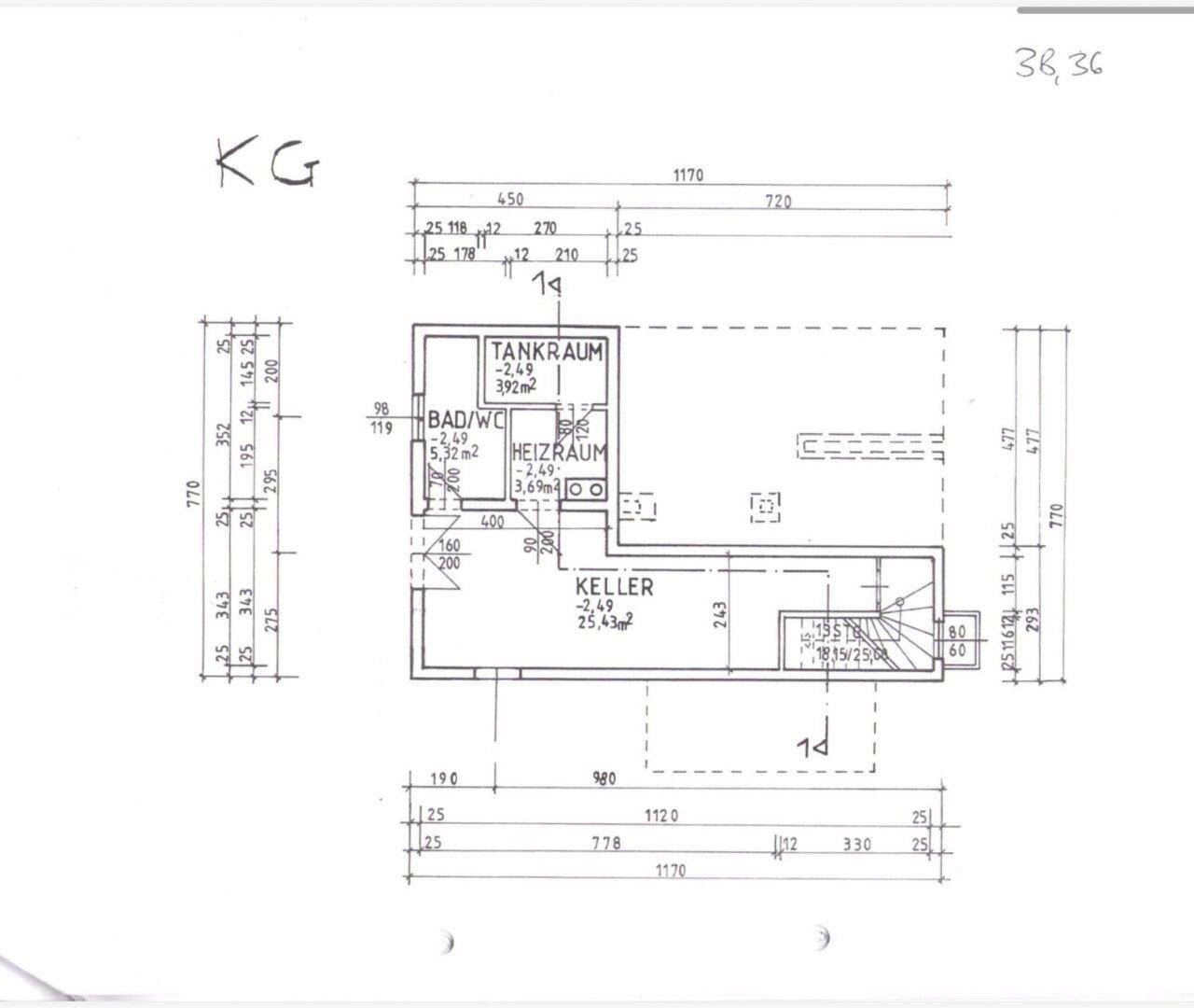 Grundriss des Kellergeschosses mit Tankraum, Heizraum, Bad/WC und Kellerraum.