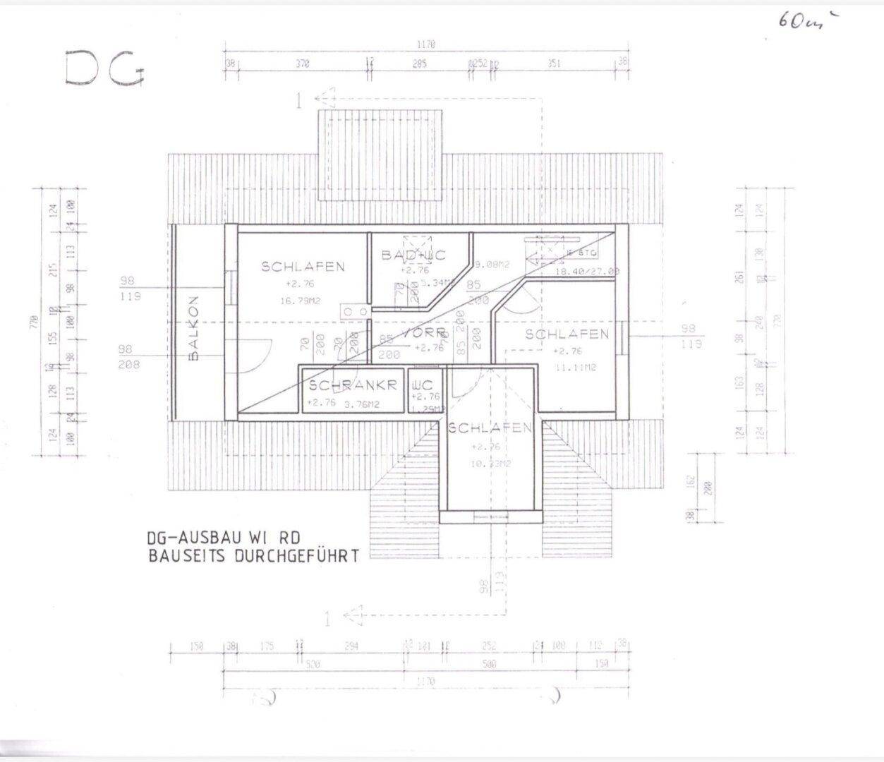 Grundriss des Dachgeschosses mit drei Schlafzimmern, Bad und Balkon.