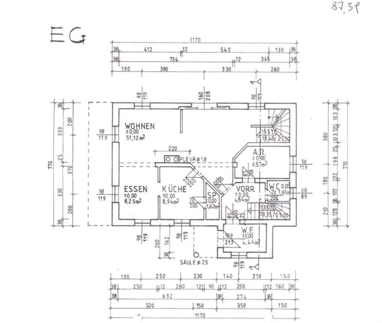 Grundriss des Erdgeschosses mit Wohn-, Ess- und Küchenbereich sowie Vorratsraum.