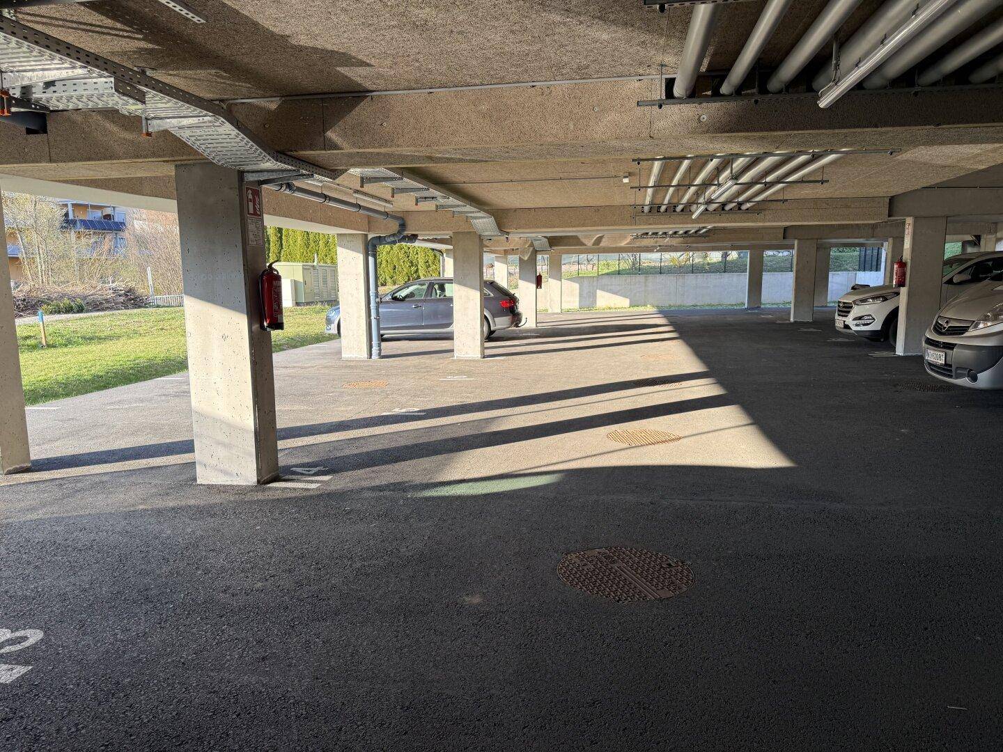 Geräumige Tiefgarage mit mehreren Stellplätzen und guter Beleuchtung.