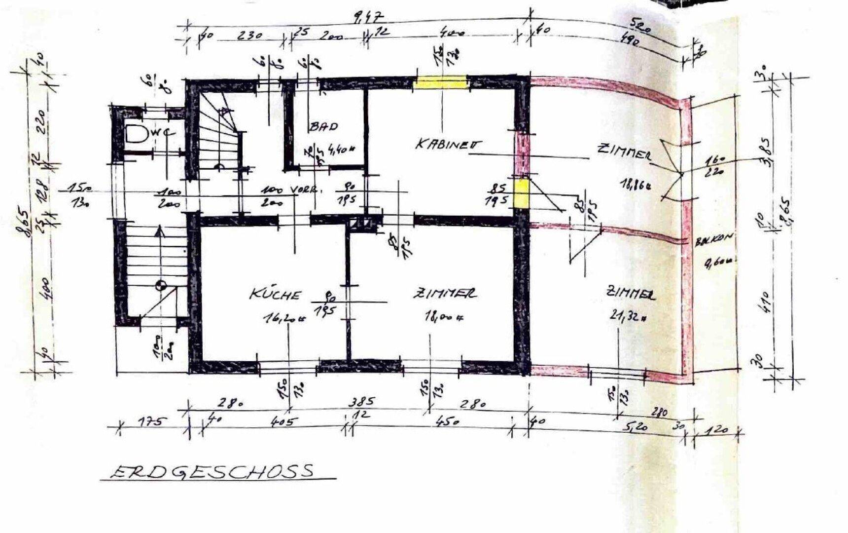 Handgezeichneter Grundriss des Erdgeschosses mit Küche, Bad und mehreren Zimmern.