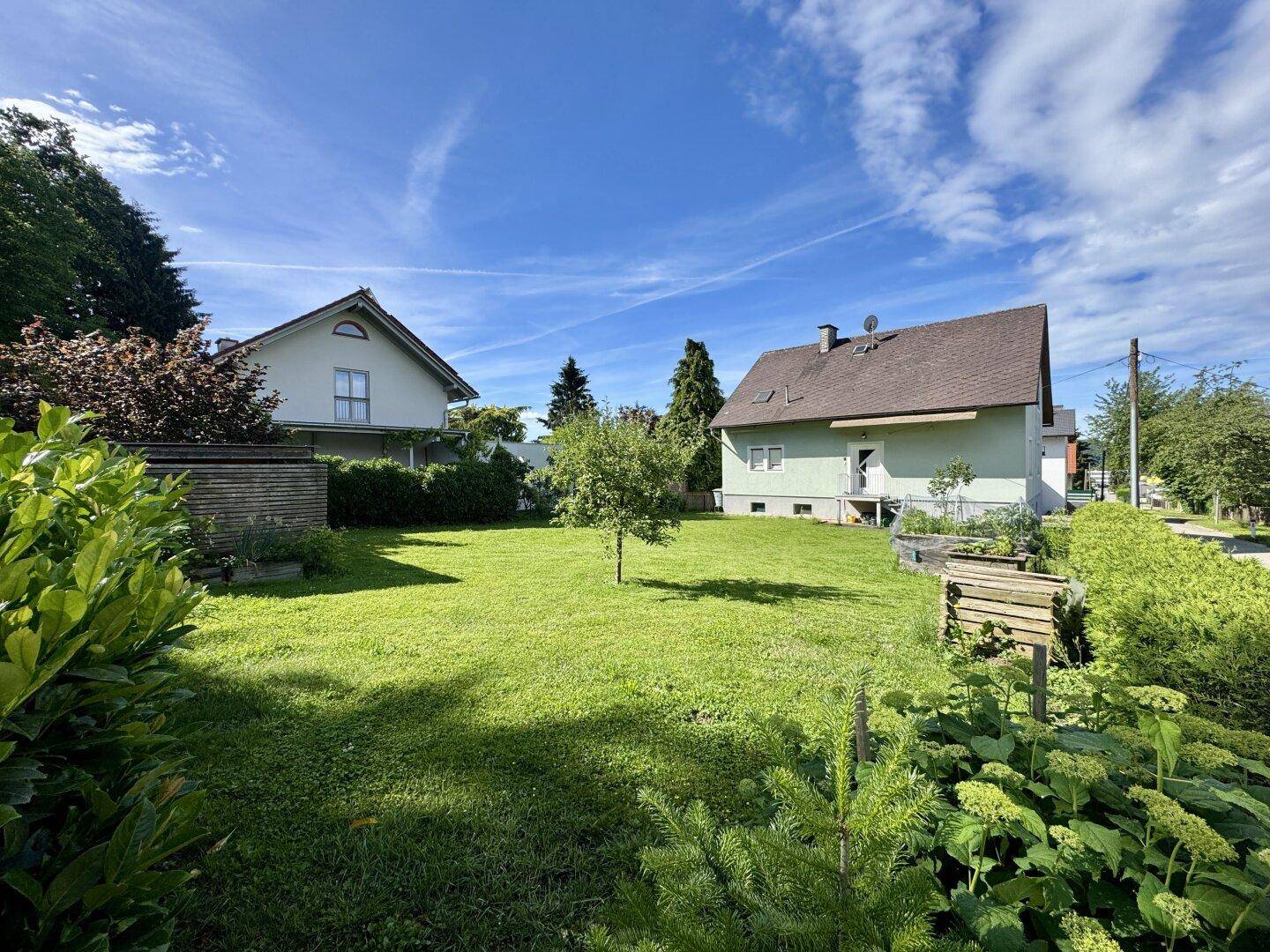 Viel Platz für Familie oder Generationenwohnen – Wohnhaus mit sonnigem Grundstück in ruhiger Lage ...! - Ansicht 2