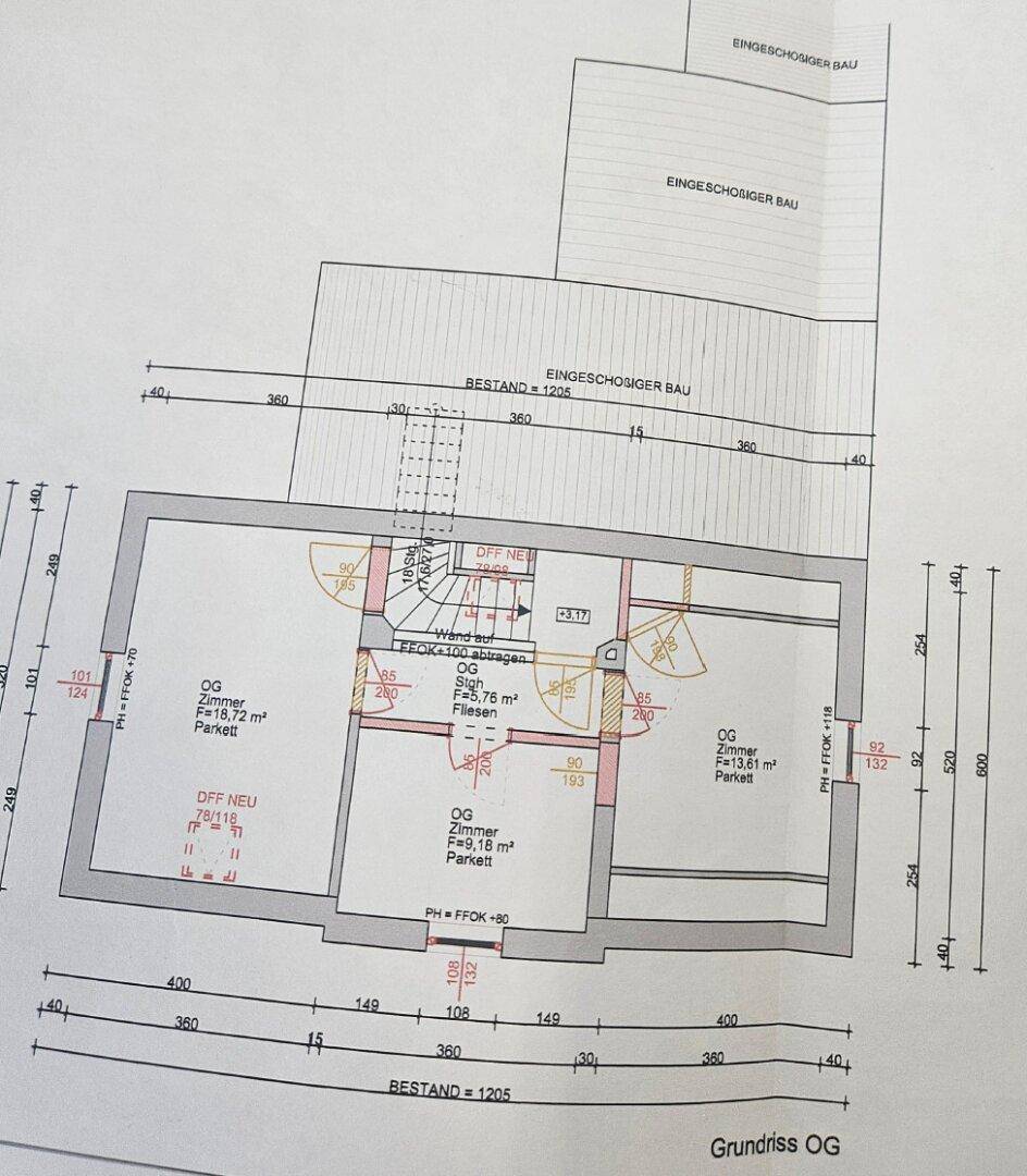 Grundriss des Obergeschosses mit mehreren Schlafzimmern, Bad und Zugang zu einem weiteren Balkon.