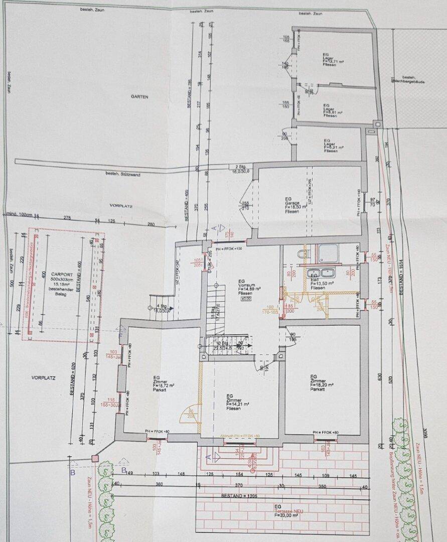 Grundriss des Erdgeschosses mit offenem Wohnbereich, Küche, Esszimmer und Zugang zu Balkon und Terrasse.