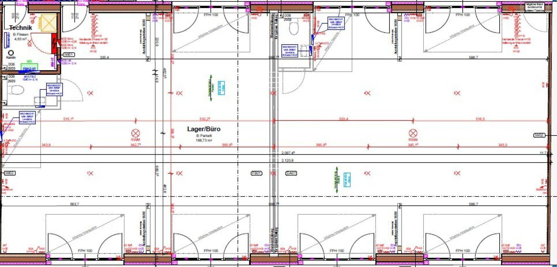 Detaillierter Grundriss eines Gebäudes mit Lager-, Büro- und Technikbereichen sowie Sanitäranlagen.