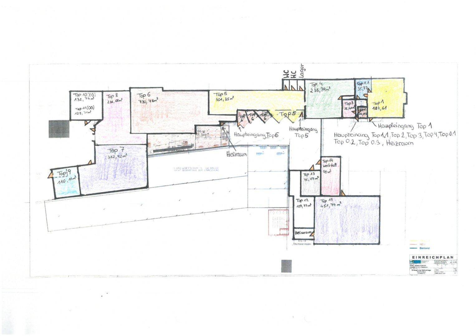 Handgezeichneter Grundriss mit verschiedenen Top-Nummern und Flächenangaben für mehrere Einheiten.