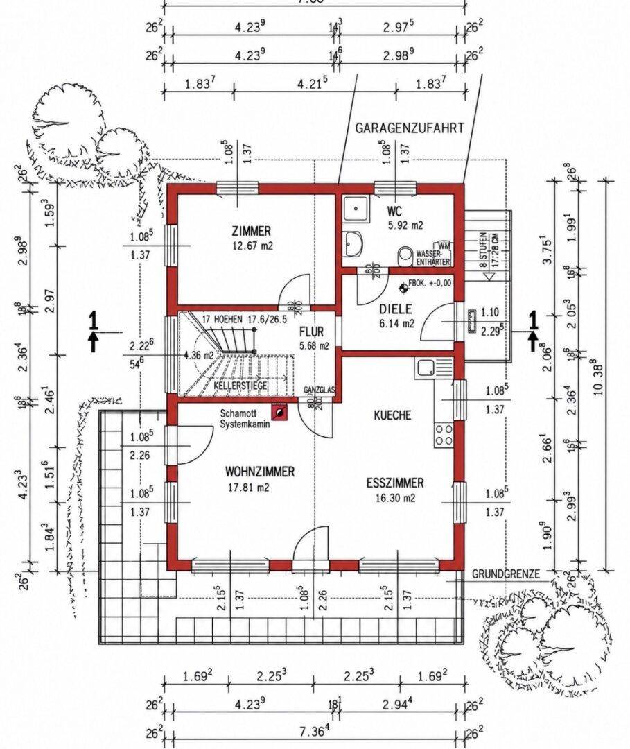 Grundriss des Erdgeschosses mit Wohnzimmer, Esszimmer, Küche und Garage.