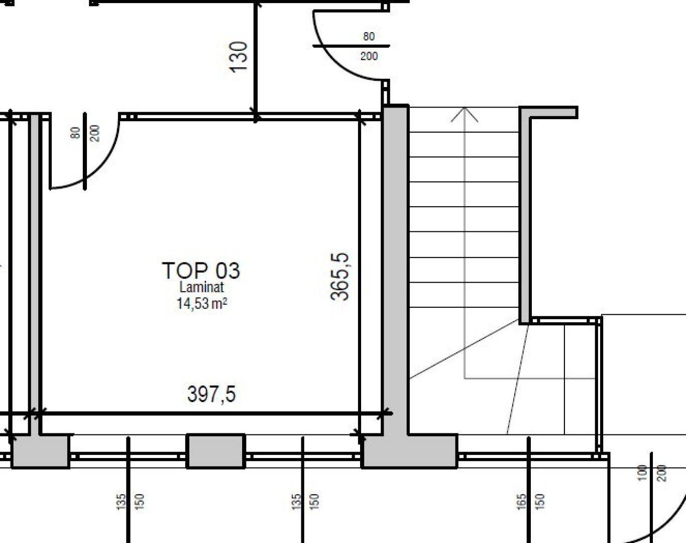 Grundriss eines Raumes mit angrenzendem Treppenhaus und Maßangaben.