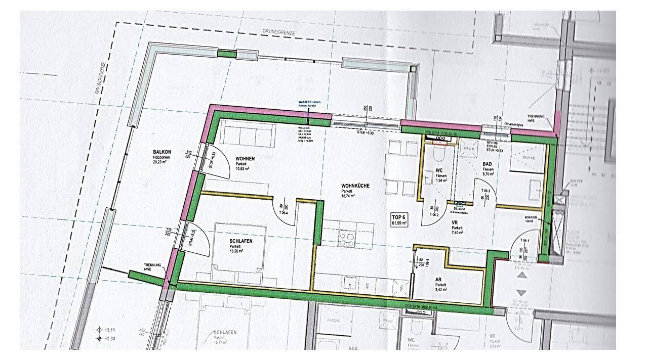 Detaillierter Grundriss mit offenem Wohnbereich, Balkon und mehreren Zimmern, inklusive Bädern.