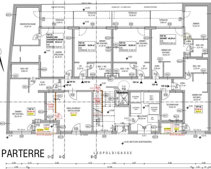 Gesamtgrundriss des Erdgeschosses mit mehreren Wohneinheiten und Terrassenbereichen.