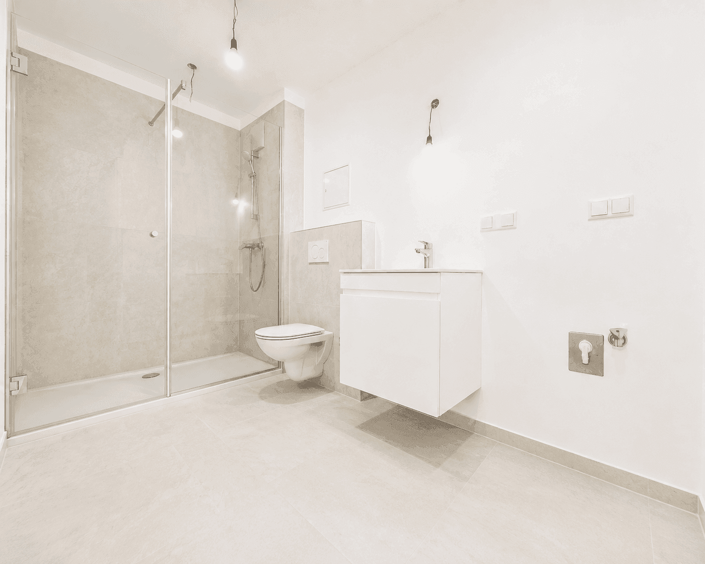 Modernes Badezimmer mit begehbarer Dusche, wandhängendem WC und schwebendem Waschtischunterschrank.