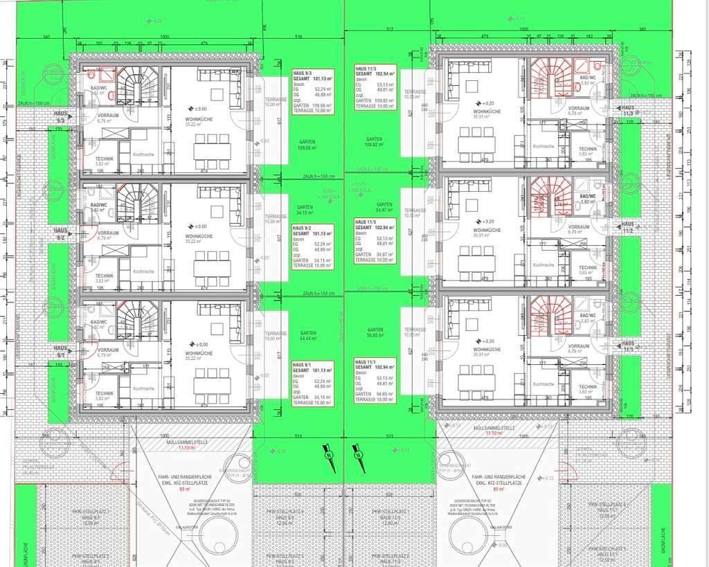 Übersichtlicher Grundrissplan von mehreren Reihenhäusern mit Gärten und Terrassen.